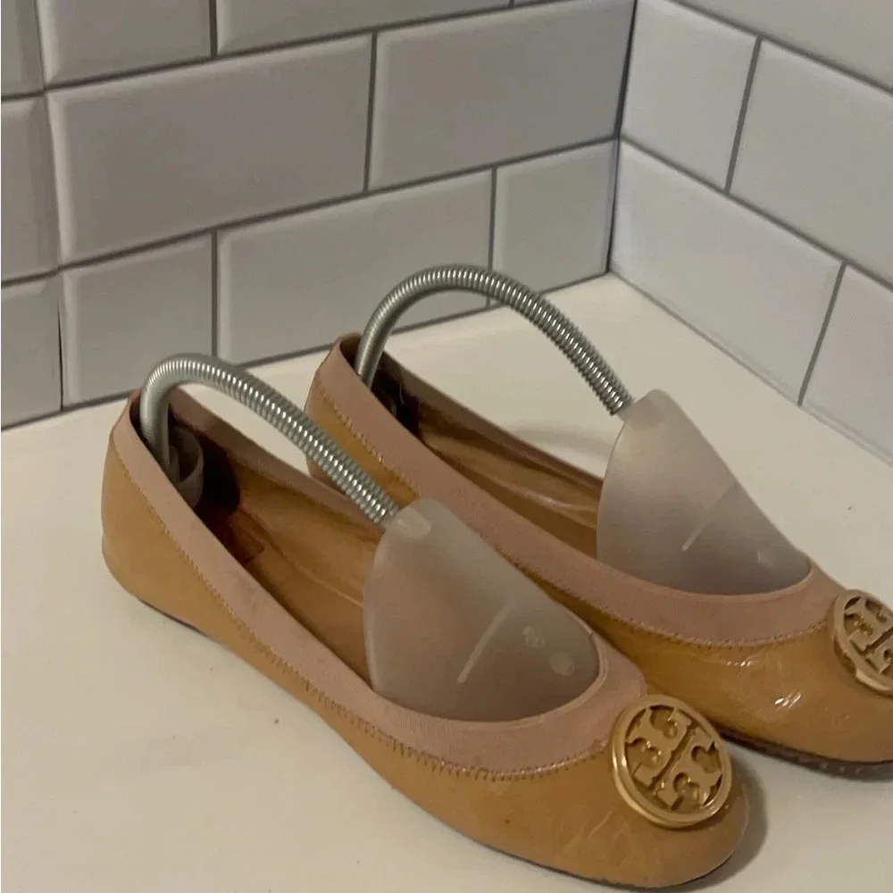Tory burch tan color patent letter flat shoes